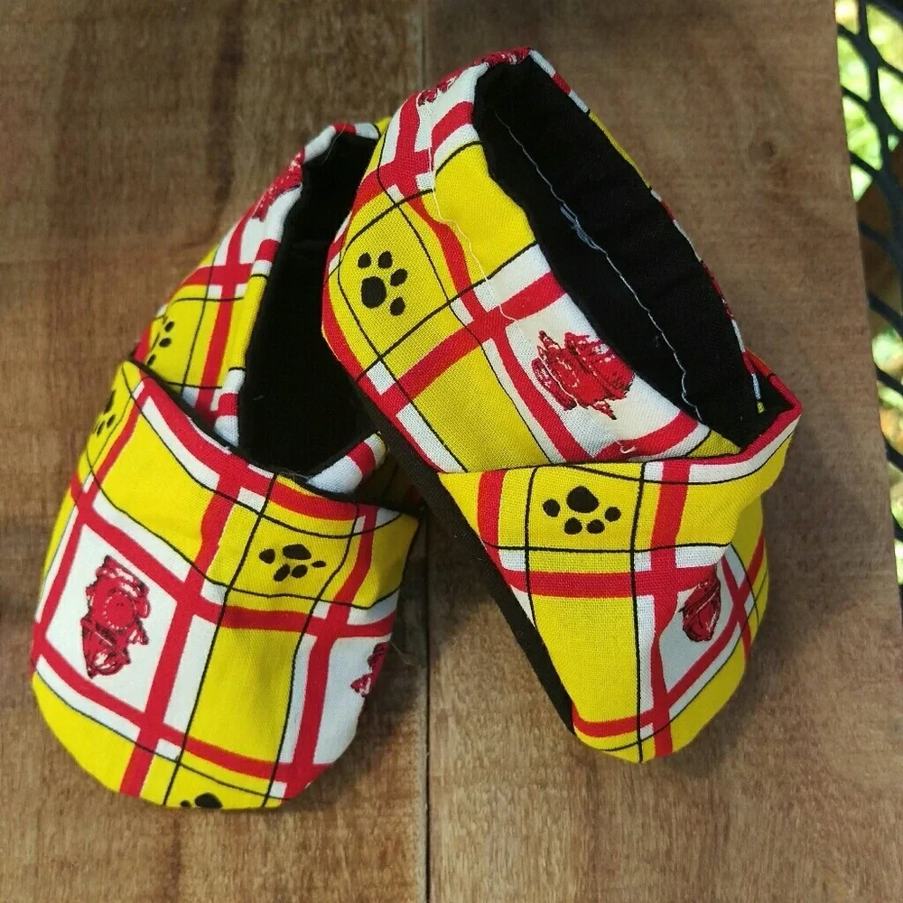 Infant necktie with matching crib shoes